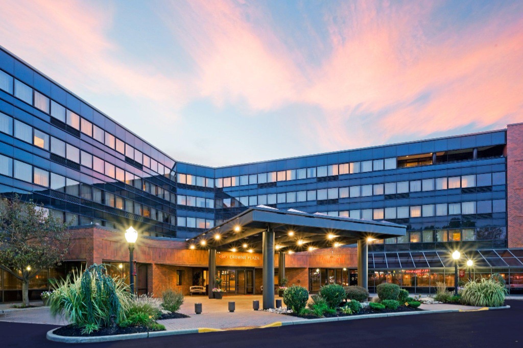 Crowne Plaza Edison Twilight Exterior